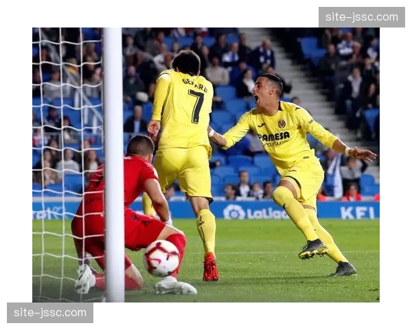 比利亚雷亚尔进攻套路：边路传中与中路渗透结合分析